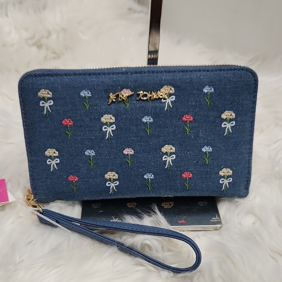 🔹️Betsey Johnson🔹️ Denim XOZIP-E Blue Floral Embroidered wallet + Wristlet - Picture 1 of 7